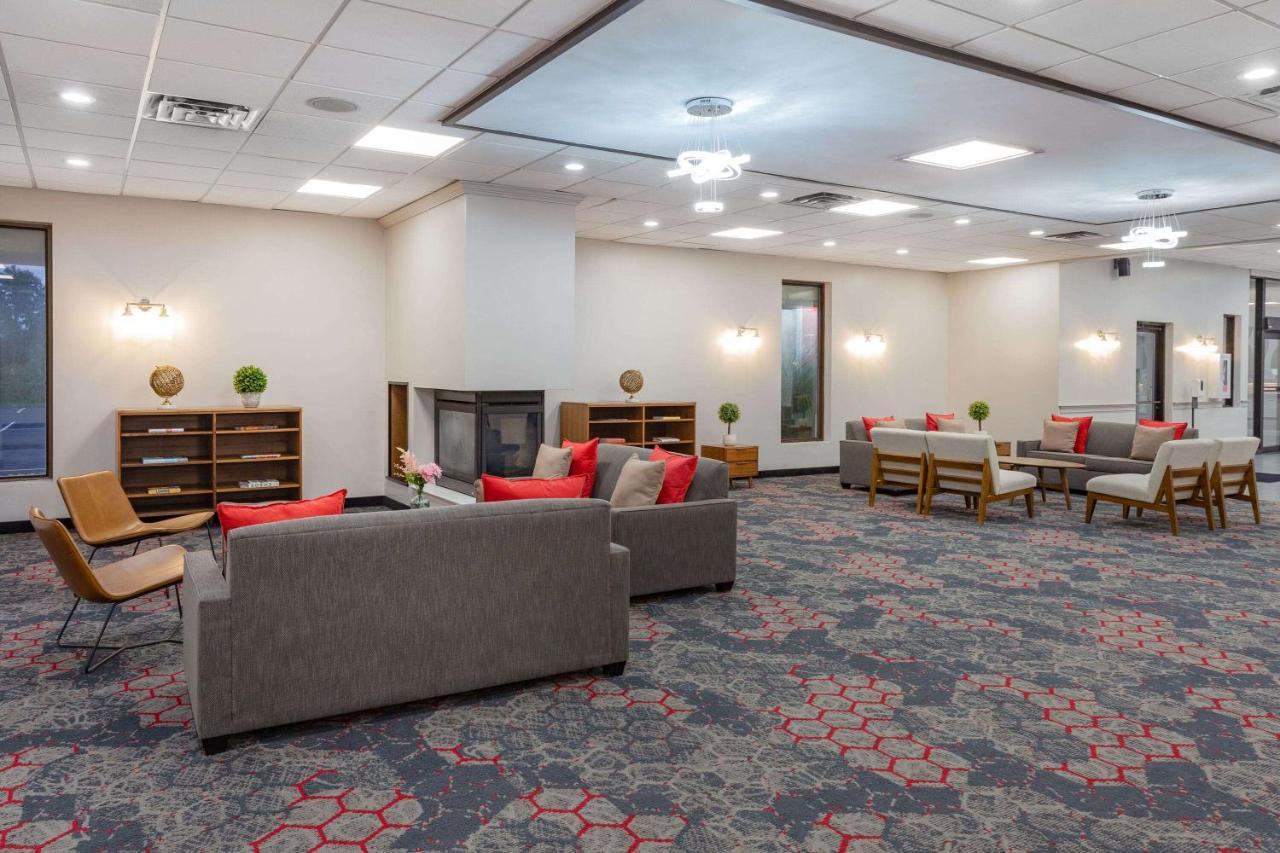 Отель Ramada By Wyndham Hartford North - Bradley Airport Виндзор Локс Экстерьер фото