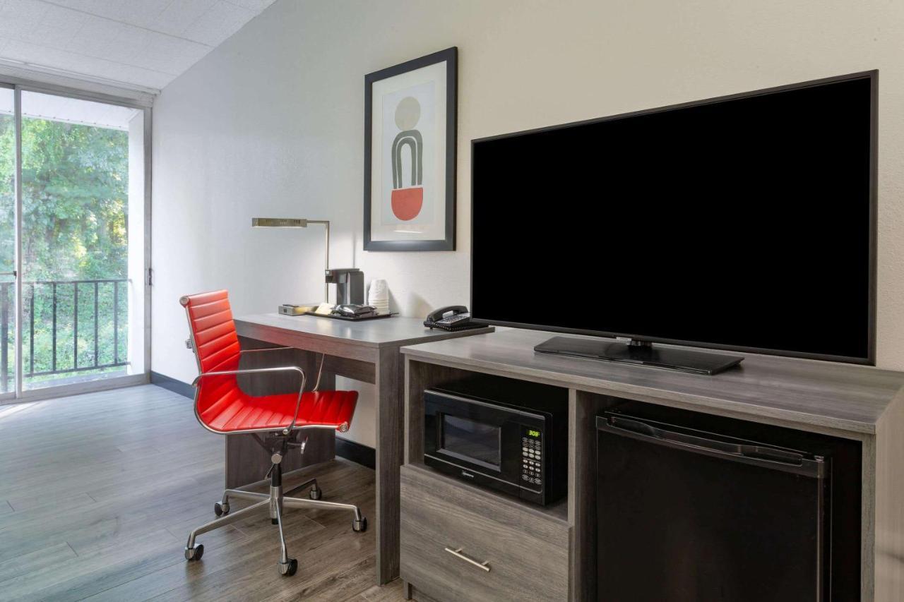 Отель Ramada By Wyndham Hartford North - Bradley Airport Виндзор Локс Экстерьер фото