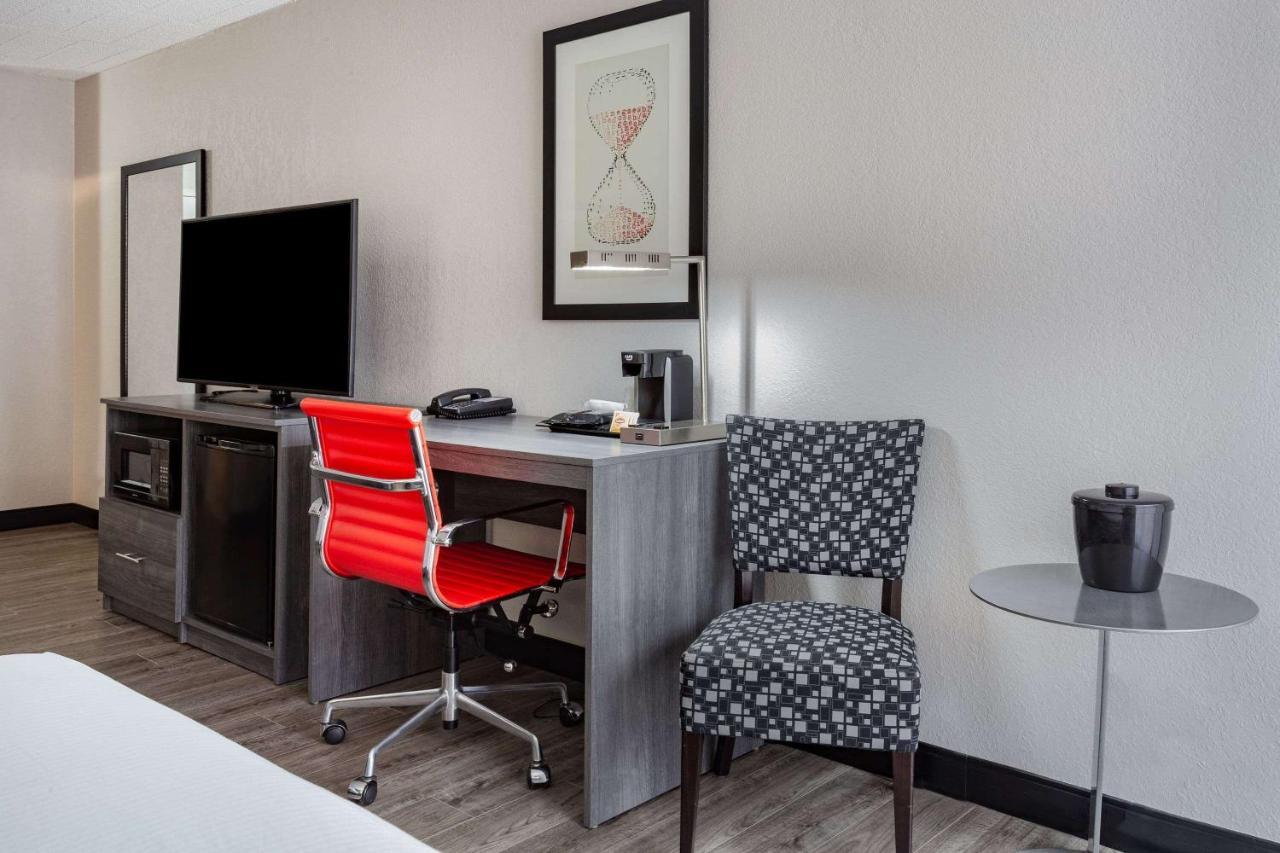 Отель Ramada By Wyndham Hartford North - Bradley Airport Виндзор Локс Экстерьер фото